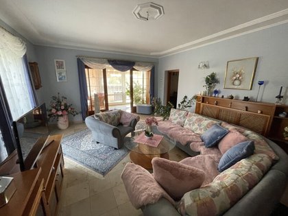 großes Wohnhaus mit überdachtem Pool, Vollkeller und Garage in Ruhelage zu verkaufen