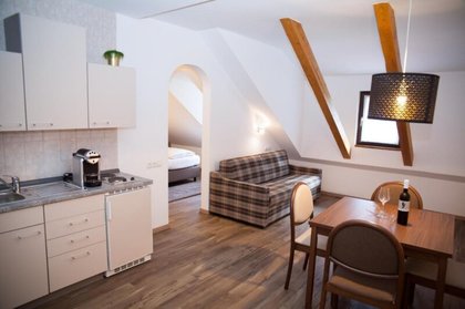 Apartmenthaus mit 8 Eigentumswohnungen sowie eine Großwohnung und Gewerbetrakt in sehr ruhiger Grünlage
