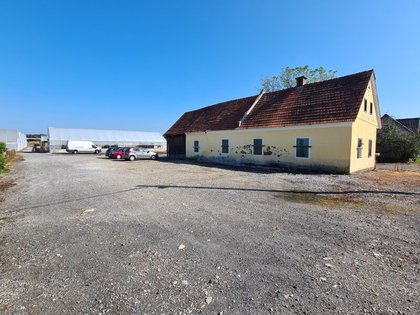 Altes baufälliges Bauernhaus mit freistehendem Büro- Baucontainer im Bauland in guter Lage! Altes baufälliges Bauernhaus mit freistehendem Büro- Baucontainer im Bauland in guter Lage!