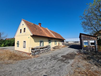 Altes Bauernhaus mit weiterem Bürocontainer im Bauland samt angrenzender Freilandfläche in guter Lage! Altes Bauernhaus mit weiterem Bürocontainer im Bauland samt angrenzender Freilandfläche in guter Lage!