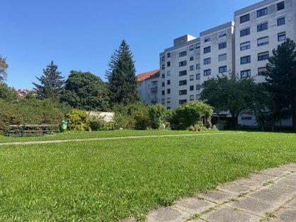 Zentral gelegene, helle, teilmöblierte Eigentumswohnung im Hochparterre mit Grünblick Zentral gelegene, helle, teilmöblierte Eigentumswohnung im Hochparterre mit Grünblick