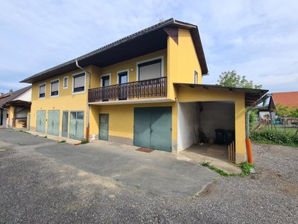 Wohnhaus mit Garagen und angebaute Wirtschaftsgebäude samt altem Bauernhaus im Dorfverbund mit weiterem Bauland Wohnhaus mit Garagen und angebaute Wirtschaftsgebäude samt altem Bauernhaus im Dorfverbund mit weiterem Bauland
