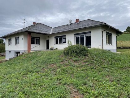 Großzügiger rundum eingezäunter Bungalow in ruhiger und sonniger Ortsrandlage
