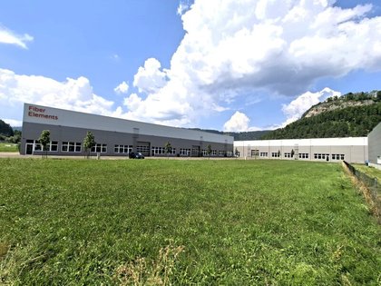 Voll vermietete Gewerbehallen auf Baurecht für 100 Jahre Voll vermietete Gewerbehallen auf Baurecht für 100 Jahre