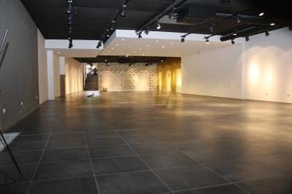 GROßFLÄCHIGES GESCHÄFTSHAUS IM ZENTRUM GROßFLÄCHIGES GESCHÄFTSHAUS IM ZENTRUM