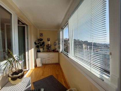LICHTDURCHFLUTET IM ZENTRUM MIT BLICK ÜBER DIE STADT LICHTDURCHFLUTET IM ZENTRUM MIT BLICK ÜBER DIE STADT