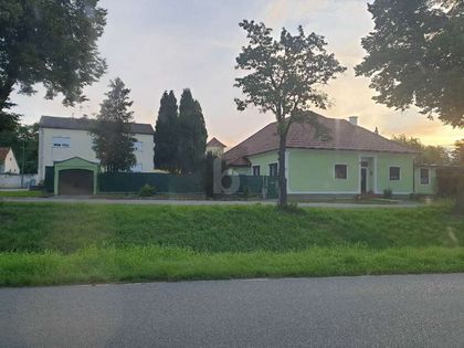 RUHIGES WOHNEN MIT VIEL PLATZ AM RANDE DER WEINBERGE RUHIGES WOHNEN MIT VIEL PLATZ AM RANDE DER WEINBERGE