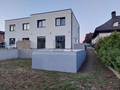 NEUBAU: MODERN MIT POOL UND NACHHALTIGEM KONZEPT NEUBAU: MODERN MIT POOL UND NACHHALTIGEM KONZEPT