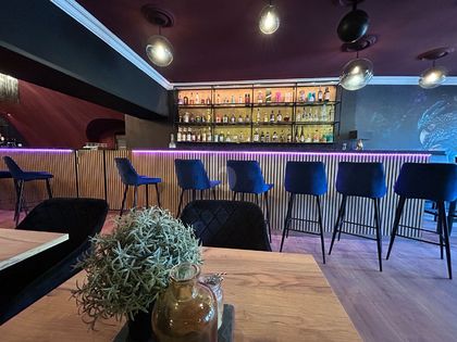 MODERNE LOUNGE MIT WOHNFLÄCHE