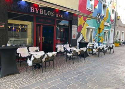 LEDER LOUNGE ? EIN ENTSPANNTER ORT, UM DEN ABEND AUSKLINGEN ZU LASSEN. LEDER LOUNGE ? EIN ENTSPANNTER ORT, UM DEN ABEND AUSKLINGEN ZU LASSEN.