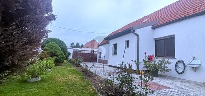 TRADITIONELLES STRECKHAUS MIT UNEINSICHTIGEM GARTEN UND ZWEI GARAGEN TRADITIONELLES STRECKHAUS MIT UNEINSICHTIGEM GARTEN UND ZWEI GARAGEN