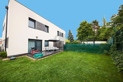 KLARE LINIEN - ELEGANTE AUSSTATTUNG - GARTEN MIT TERRASSE KLARE LINIEN - ELEGANTE AUSSTATTUNG - GARTEN MIT TERRASSE