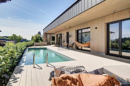 DESIGNBUNGALOW MIT SONNIGEM POOL UND HOCHWERTIGSTER AUSSTATTUNG