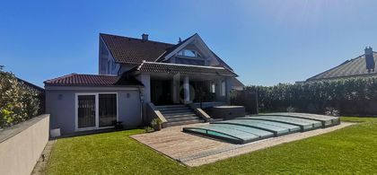  MODERNE ELEGANZ - GROSSZÜGIGER FAMILIENHIT MIT POOL UND POOLHAUS