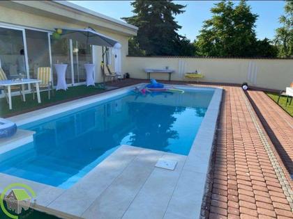 Großzügig angelegte Villa mit Pool und Poolhaus in Bad Frauenkirchen