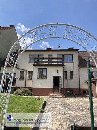 Zweifamilienhaus mit großem Garten Zweifamilienhaus mit großem Garten