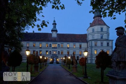 Prächtiges Renaissanceschloss mit traumhaftem Park in malerischer Landschaft Prächtiges Renaissanceschloss mit traumhaftem Park in malerischer Landschaft