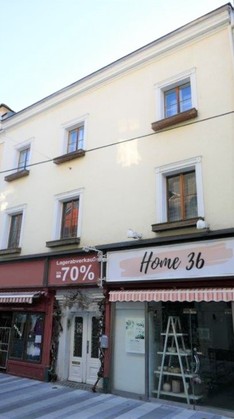 Stadthaus mit Geschäftslokalen und Wohneinheiten am Beginn der Fußgängerzone in der Stadt Wiener Neustadt zu verkaufen