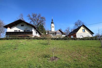 Schönes Zweifamilienhaus mit großem Grundstück und großem Nebengebäude in Grafenstein ( Kleintierhaltung möglich.)