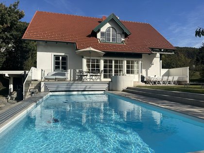 traumhaftes Anwesen mit wunderschönem Pool auf knapp 3.000 m2 großem Grundstück zu verkaufen