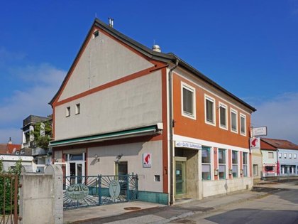 Wohn- und Geschäftshaus am Hauptplatz von Zwentendorf an der Donau