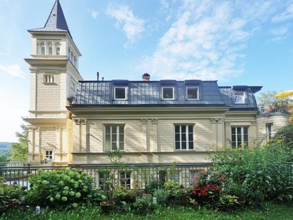 Einzigartige DG-Wohnung mit Garten in historischer 