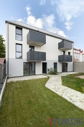 Exklusive Doppelhaushälfte für die ganze Familie! / 6 Zimmer mit Garten & Terrasse / Sofort verfügbar