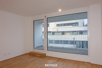 Besondere Neubau 2-Zimmer Wohnung mit Loggia und Tiefgaragenplatz in Ruhelage