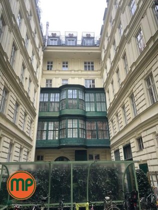 Prachtvolle Residenz: 6-Zimmer-Maisonette im Herz des Botschaftsviertels