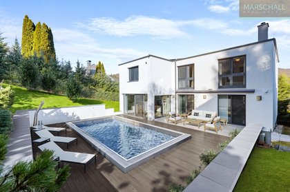 Moderne Familien-Villa mit Pool, großem Garten und Doppelgarage