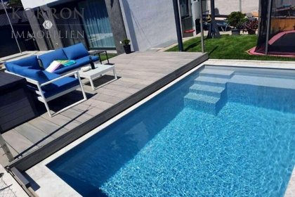Ruhe inmitten der City: Modernes, voll möbliertes Kleingartenhaus mit Pool