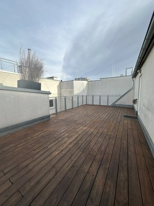 Wunderschöne 4 Zimmer Dachgeschosswohnung mit 42m² Terrasse UND KLIMAANLAGE