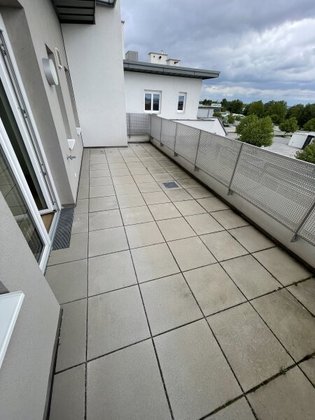 Provisionsfrei und Sofortbezug: 4 Zimmerwohnung mit Dachterrasse direkt an der Stadtgrenze Wien