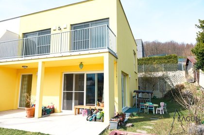 Moderne Doppelhaushälfte mit Balkon, Garten, & Terrasse inkl. 2 KFZ Stellplätze