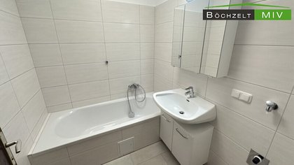 2 Zimmer-Wohnung mit neuem Bad und WC, verglaster Loggia und DAN-Einbauküche