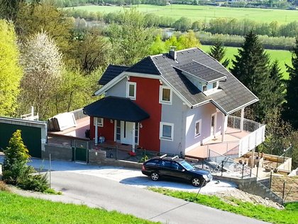 Ferndorf: Wohnhaus mit Fernblick und Sonnenterrassen!