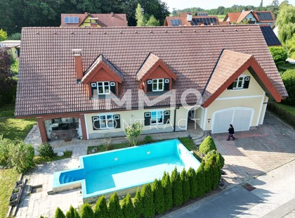 Top Ruhe- und  Grünlage - Traumhaus mit Pool und Wintergarten  - Dachgeschoss zum Ausbau vorbereitet