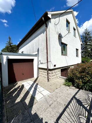 Traumhaftes Einfamilienhaus mit großem Garten und 2 Garagen in bester Lage von Baden!