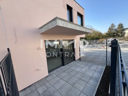 Ein Haus  mit Blick zur Burg Kreuzenstein