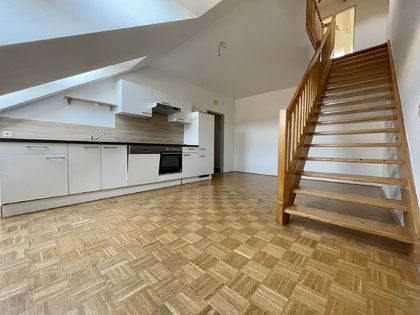 - 3-Zimmer-DG-Maisonettewohnung für ?915  inklusive BK und Heizung - und Schlossbergblick