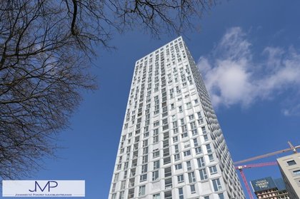 Erstbezug ? Sonnige 2-Zimmer Wohnung mit sensationellem Fernblick und Roof-Top-Pool!