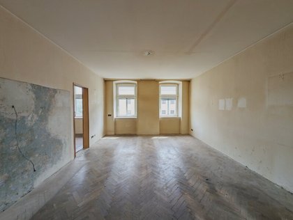 +++NEU+++ sanierungsbedürftige 2-Zimmer Altbau-Wohnung in toller Lage!