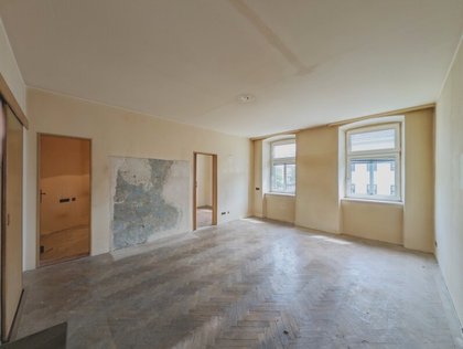 +++NEU+++ sanierungsbedürftige 2-Zimmer Altbau-Wohnung in toller Lage!