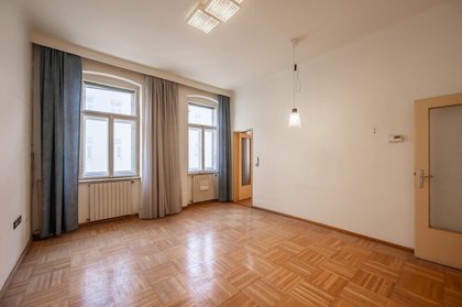 +.+NEU+.+ sanierungsbedürftige 2-Zimmer ALTBAUWOHNUNG mit 2m² Balkon in Ruhelage!