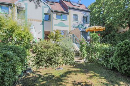 Extravagantes Reihenhaus in ruhiger Lage mit Terrasse und kleinem Garten