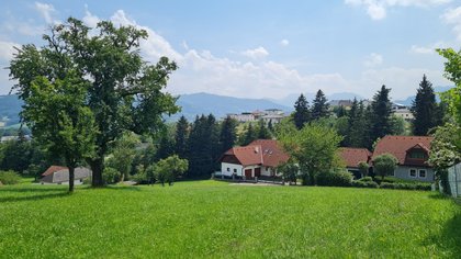 Bei Tag den Berg und nachts das Lichtermeer genießen!