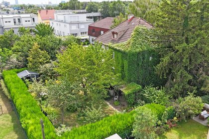 Massives Einfamilienhaus auf schönem, ebenem Grundstück beim Donaupark