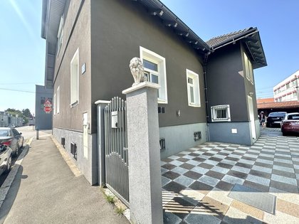 Haus mit großem Entwicklungspotential I Trennbar auf 2 Wohneinheiten I  Veranda, Garten und Stellplätze ? Aufstockungsmöglichkeit um ca. 170 m²