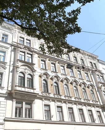 Schöne Wohnung mit Terrasse in einem repräsentativen Altbau/U6