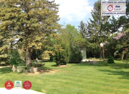 Baugrundstück mit einem Altbestand  Bungalow Haus  mit ausserordentlich großem Garten und Swimmingpool